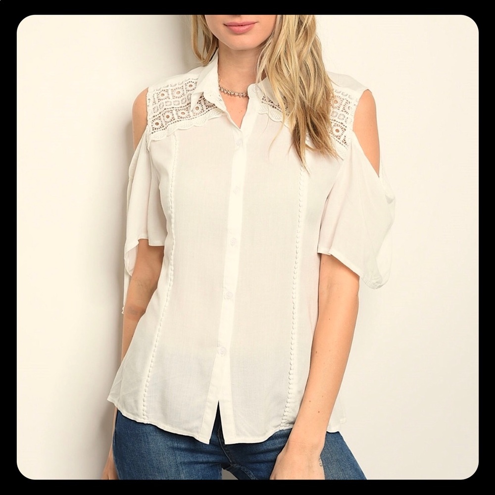 NWT Top 3/4 Cold Shoulder Sleeve With Buttons.